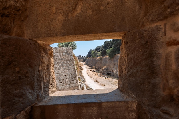 Smalle geplaveide historische straatjes in de oude binnenstad van Rhodos, Dodekanesos, Griekenland