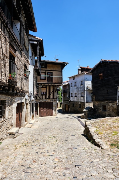 Smalle geplaveide straatjes van La Alberca, een kleine stad in Spanje.