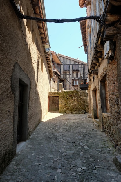 Smalle geplaveide straatjes van La Alberca, een kleine stad in Spanje.