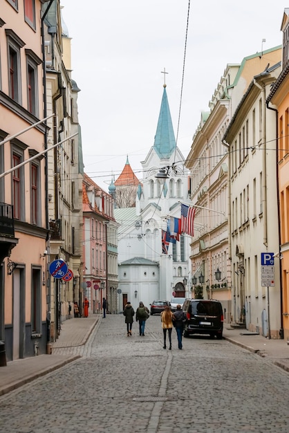Smalle middeleeuwse straat in de oude stad van Riga, Letland.