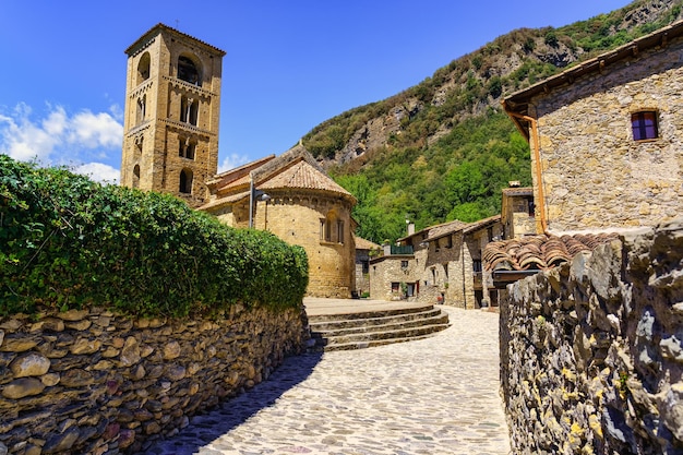 Smalle steeg gemaakt van steen die leidt naar het dorpsplein waar de kerk is Beget Girona