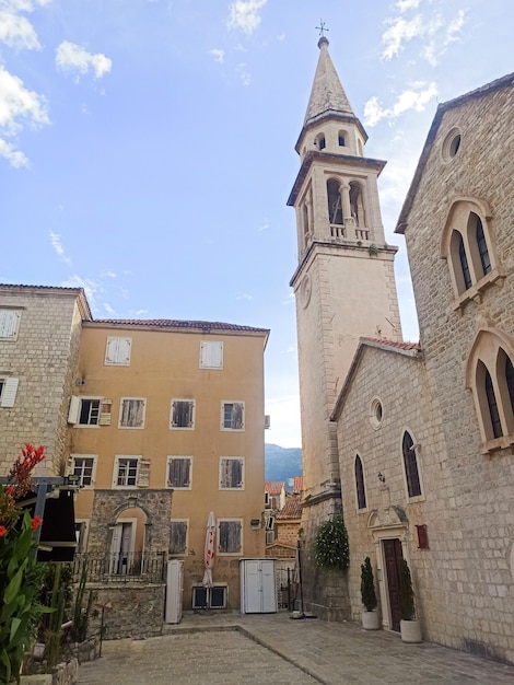 Smalle stenen straat met een grote toren in het oude centrum van Budva Montenegro