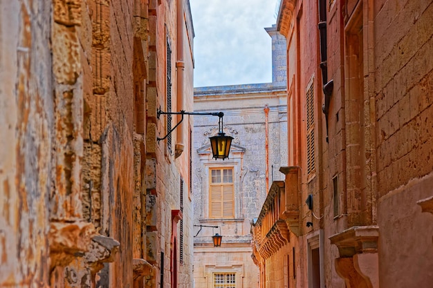 Smalle stille straat met lantaarns van Mdina, Malta