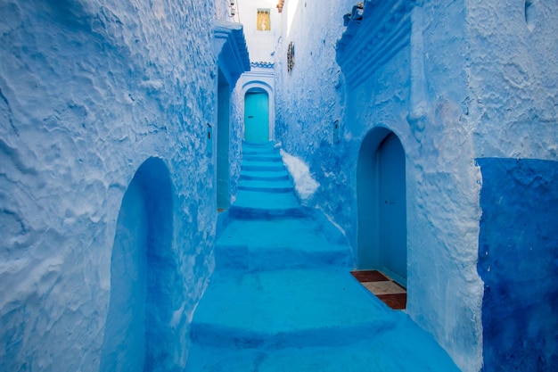 Smalle straat en blauwe huizen in Chefchaouen Marokko