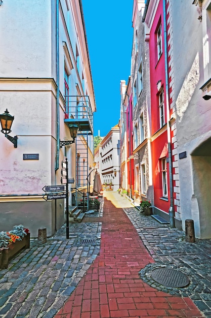 Smalle straat in het historische centrum in de oude stad van Riga, Letland.