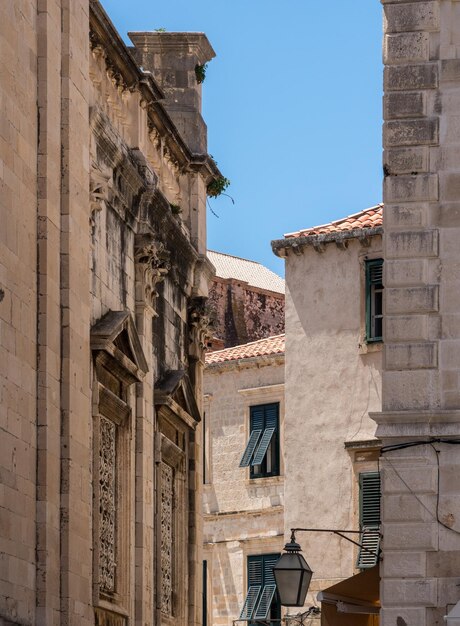 Smalle straat in het oude centrum van dubrovnik in kroatië