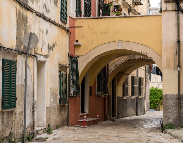 Smalle straat met boog tussen huizen in Kerkyra