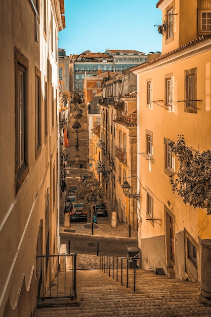 Smalle straat van de wijk Bairro Alto in Lissabon