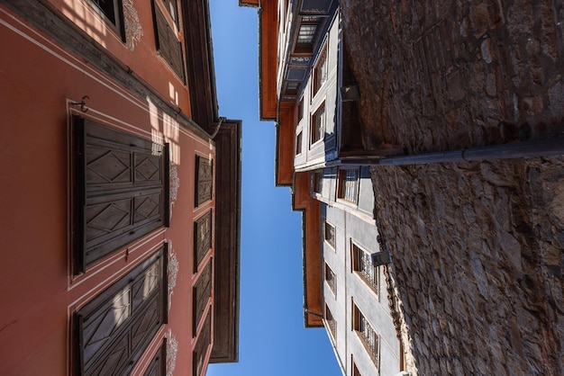 Smalle straat van het oude Plovdiv met unieke huizen met asymmetrische architectuur Bulgarije