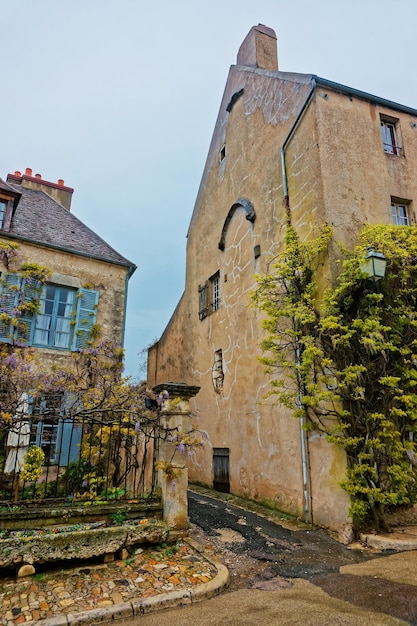 Smalle straat van Vezelay in Avallon van Yonne, departement Bourgogne Franche Comte, Frankrijk