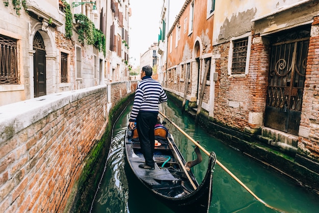 Smalle straatjes en grachten van Venetië Italië