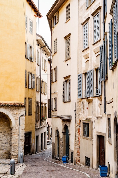 Smalle straatjes met oude huizen bergamo italië