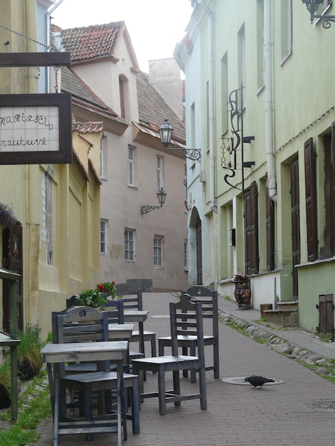 Smalle straatjes van de oude stad van Vilnius, Litouwen, een van de grootste overgebleven middeleeuwse oude steden in Noord-Europa