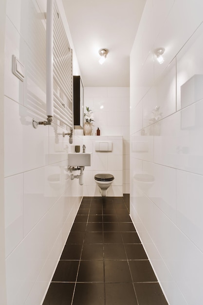 Smalle toiletruimte met minimalistisch design