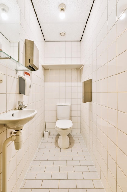 Smalle toiletruimte met minimalistisch design