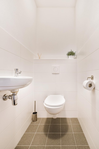 Smalle toiletruimte met minimalistisch design