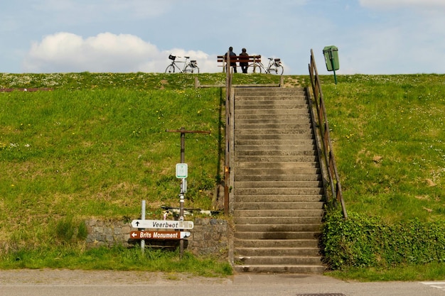 Foto smalle trappen langs het grasland