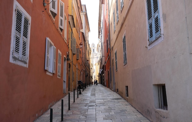 Smalle voetgangersstraat in de stad Bastia Corsica France