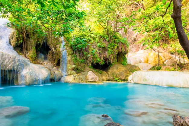 Smaragdblauw meer met rotscascades van stroomwaterval in tropisch oerwoudlandschap van Erawan National park Kanchanaburi Thailand