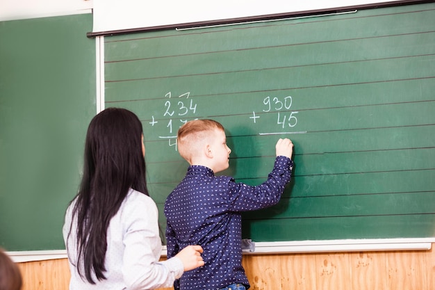 Il ragazzo intelligente vuole rispondere alla domanda sulla lezione e ottenere un buon voto