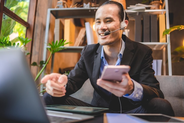 Uomo d'affari intelligente al lavoro uomo d'affari professionale persona che lavora in un ufficio moderno