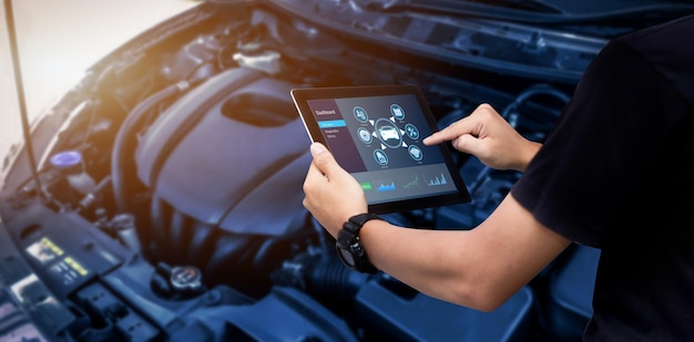 Smart Car Service Diagnose Softwareconcept Monteur met behulp van digitale tablet Inspectie van het voertuig