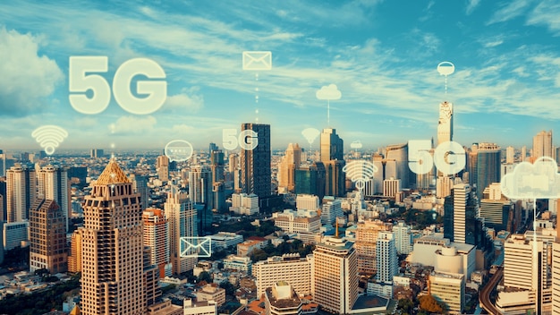 Умный цифровой город с абстрактным графическим изображением глобализации, показывающим сеть связи