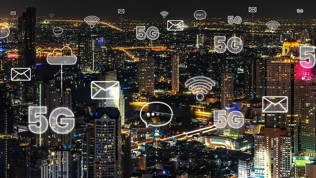 接続ネットワークを示すグローバリゼーションの抽象的なグラフィックを備えたスマートデジタル都市