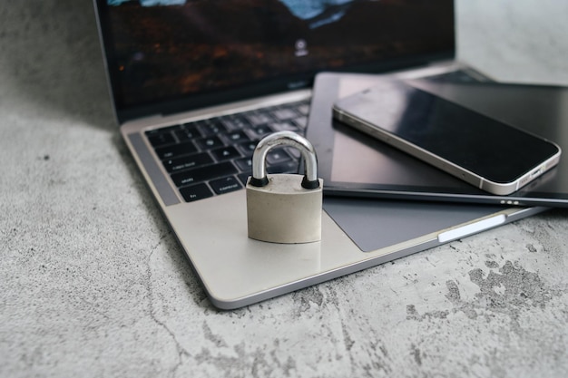 Smart Digital Device Equipment met hangslot op laptop over grijze achtergrondgegevens en privacyconcept