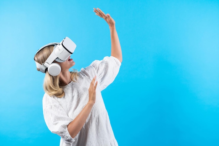Фотография умная девушка в восторге от метаверса, используя vr-очки на заднем плане.