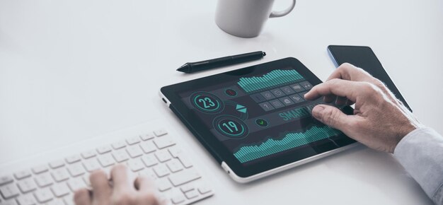 태블릿에서 스마트 홈 애플리케이션 도모틱 기술 자동화 원격 제어 시스템 개념