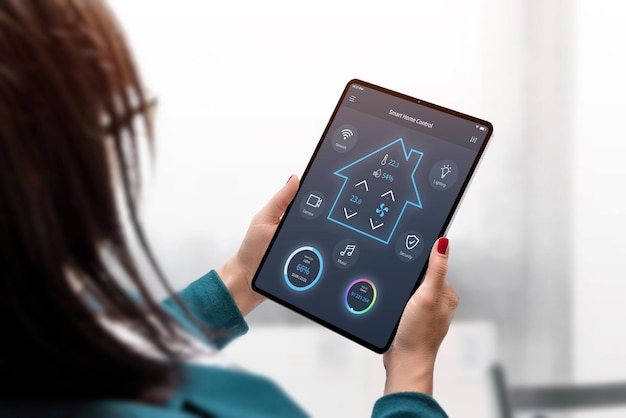 Foto sistema di controllo centralizzato per la casa intelligente sul display del tablet design dell'app concettuale nelle mani di una donna interni domestici in background