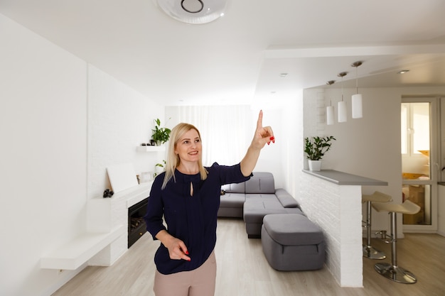 Smart Home Device-Home Management. Vrouw drukt op de virtuele knop