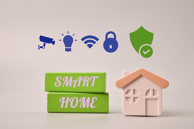 Smart home symbolen speelgoedhuis en houten blokken met tekst SMART HOME