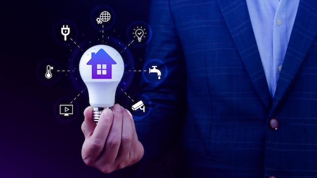 Smart home-technologie Gebruiker raakt het virtuele scherm aan om smart home-functies te beheren, waaronder beveiligingsverlichting, temperatuur, smart home en IoT-concept.