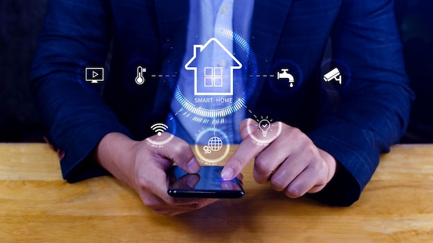 Smart home-technologie Gebruiker raakt het virtuele scherm op zijn smartphone aan en beheert smart home-functies, waaronder beveiligingsverlichting, temperatuur, smart home en IoT-concept