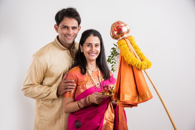 फोटो smart indian young couple performing gudi padwa puja in traditional cloths & pooja thali. it's a hindu new year celebrated across india