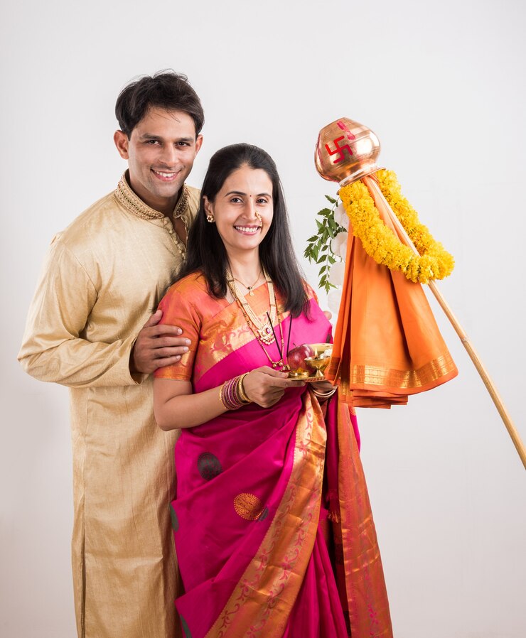 फोटो smart indian young couple performing gudi padwa puja in traditional cloths & pooja thali. it's a hindu new year celebrated across india