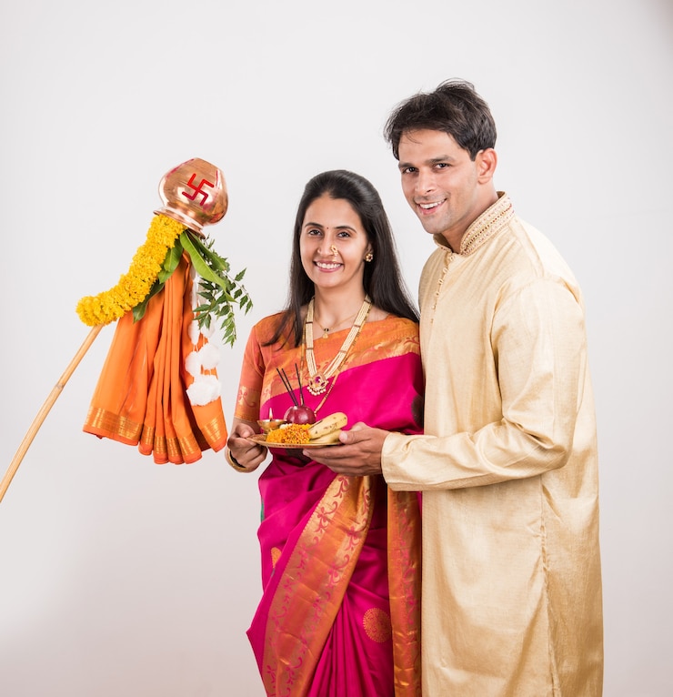 फोटो smart indian young couple performing gudi padwa puja in traditional cloths & pooja thali. it's a hindu new year celebrated across india