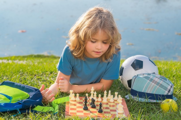 チェスをする賢い子供 チェスについて考える賢い子供