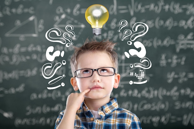 Photo smart kid with lightbulb. brainstorming and idea concept.