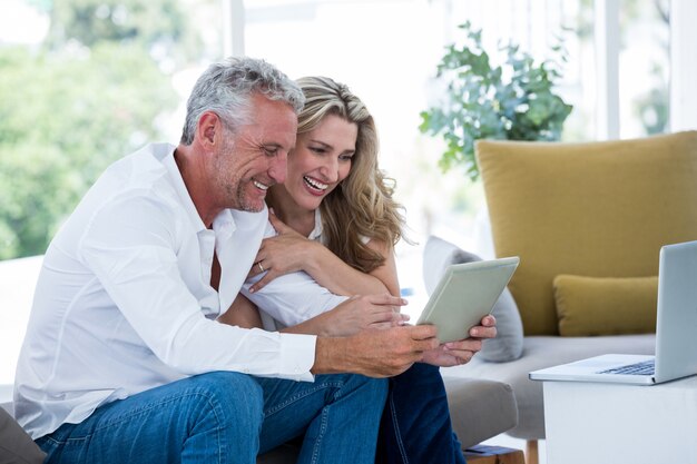 Photo smart mature couple using digital tablet