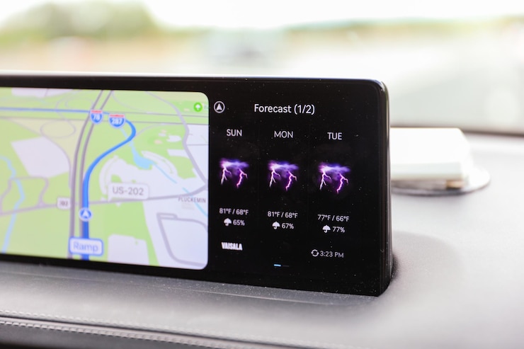 Photo a smart phone with the screen showing the weather and the weather.