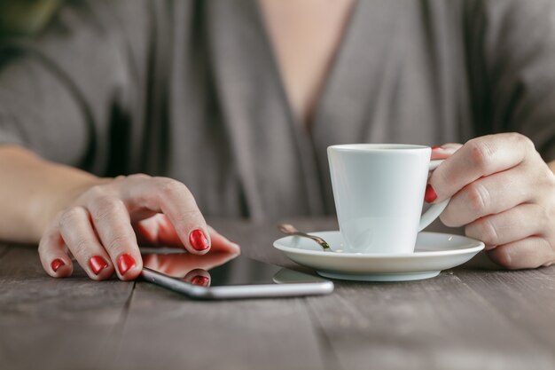 女性の手の中のスマートフォン