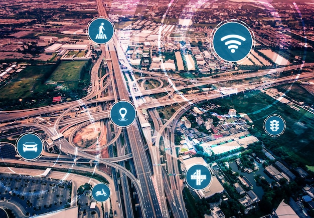 道路上の将来の自動車交通のためのスマート輸送技術の概念