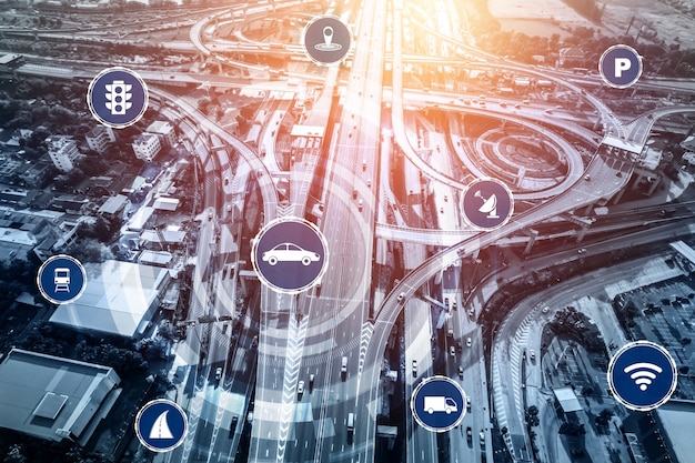 Concetto di tecnologia di trasporto intelligente per il futuro traffico automobilistico su strada