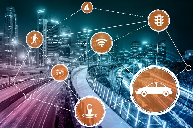 Concetto di tecnologia di trasporto intelligente per il futuro traffico automobilistico su strada