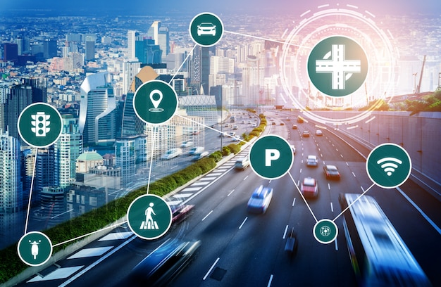 Concetto di tecnologia di trasporto intelligente per il futuro traffico automobilistico su strada