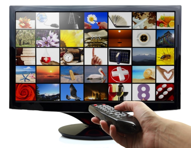 Foto smart tv met foto's en afstandsbediening in de hand