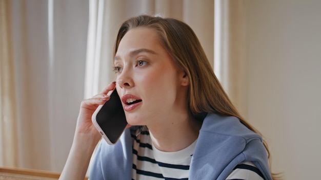 Умная женщина консультирует смартфон в квартире крупный план Бизнесмен звонит